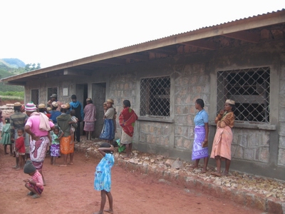 Ecole haute d'Analamana, visite du chantier par les habitants.